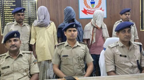 पाकुड़ में अवैध महुआ शराब पर पुलिस की बड़ी कार्रवाई,95 लीटर बरामद, तीन गिरफ्तार