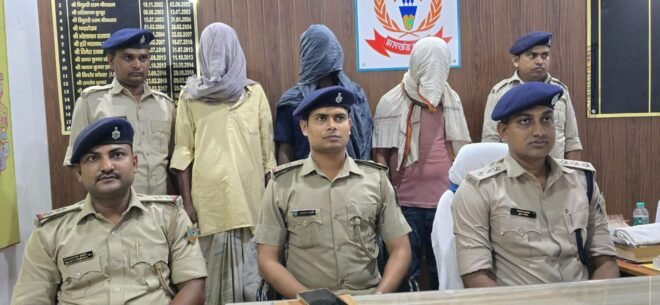 पाकुड़ में अवैध महुआ शराब पर पुलिस की बड़ी कार्रवाई,95 लीटर बरामद, तीन गिरफ्तार