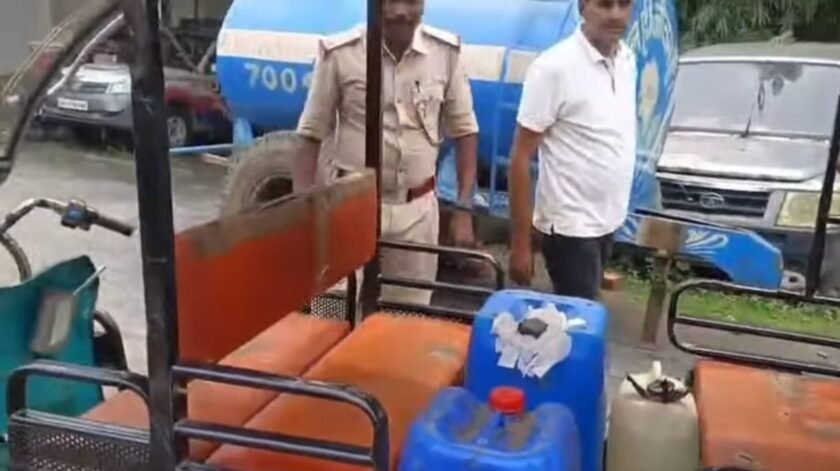 पाकुड़ में अवैध महुआ शराब पर पुलिस की बड़ी कार्रवाई,95 लीटर बरामद, तीन गिरफ्तार पाकुड़ में अवैध महुआ शराब पर पुलिस की बड़ी कार्रवाई,95 लीटर बरामद, तीन गिरफ्तार