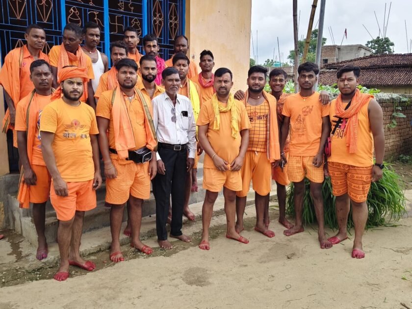 70 कांवरियों का जत्था बाबा बैद्यनाथ धाम के लिए रवाना 70 कांवरियों का जत्था बाबा बैद्यनाथ धाम के लिए रवाना