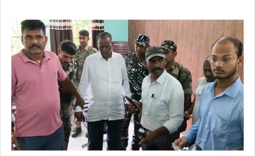 मनिका में पंचायत सेवक 10 हजार रिश्वत लेते गिरफ्तार