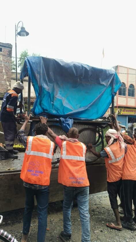 लातेहार में अतिक्रमण हटाओ अभियान, पार्किंग स्थल से हटाए गए सब्जी विक्रेता