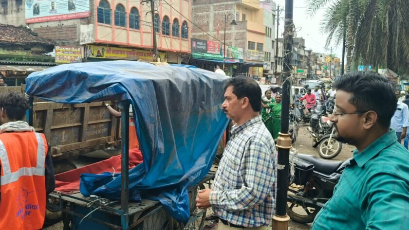 लातेहार में अतिक्रमण हटाओ अभियान, पार्किंग स्थल से हटाए गए सब्जी विक्रेता