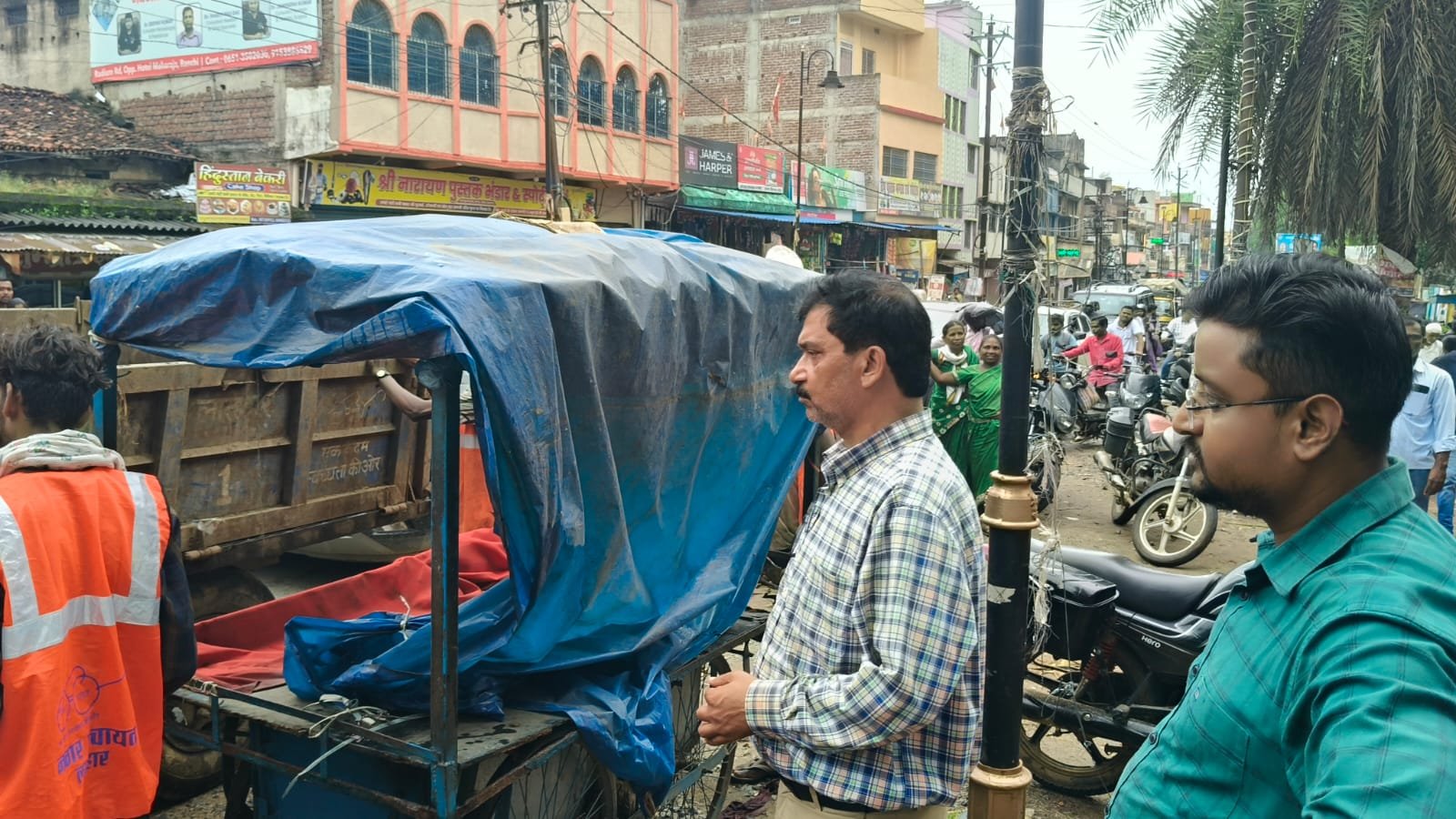 लातेहार में अतिक्रमण हटाओ अभियान, पार्किंग स्थल से हटाए गए सब्जी विक्रेता लातेहार में अतिक्रमण हटाओ अभियान, पार्किंग स्थल से हटाए गए सब्जी विक्रेता