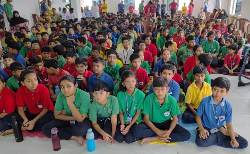 विश्व आदिवासी दिवस पूर्व विद्यालय में नृत्य प्रतियोगिता आयोजित