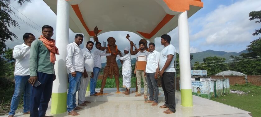 Latehar News:विश्व आदिवासी दिवस पर नीलाम्बर-पीताम्बर की प्रतिमा पर श्रद्धांजलि