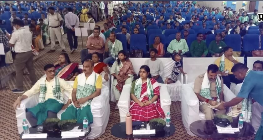 विश्व आदिवासी दिवस पर पाकुड़ में भव्य कार्यक्रम, हूल नायकों को दी गयी श्रद्धांजलि विश्व आदिवासी दिवस पर पाकुड़ में भव्य कार्यक्रम, हूल नायकों को दी गयी श्रद्धांजलि
