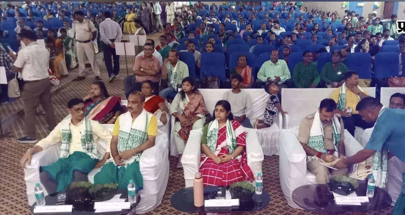 विश्व आदिवासी दिवस पर पाकुड़ में भव्य कार्यक्रम, हूल नायकों को दी गयी श्रद्धांजलि