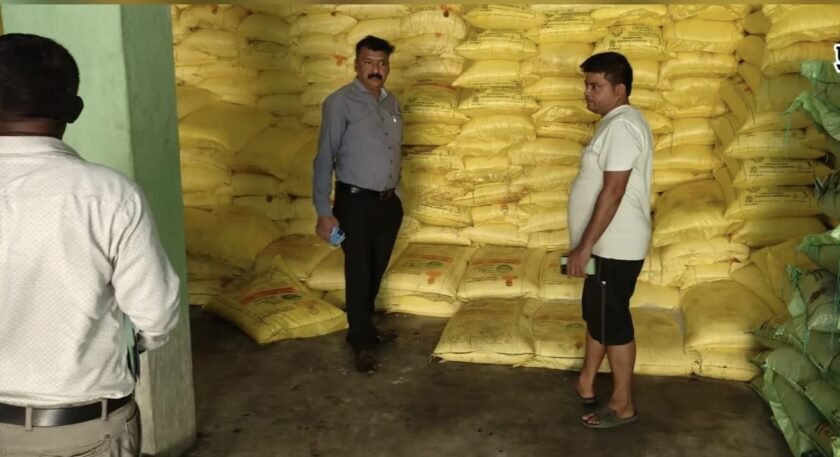 खाद बिक्री में अनियमितता पर अमड़ापाड़ा में बीडीओ का औचक निरीक्षण, कई दुकानों में गड़बड़ी उजागर खाद बिक्री में अनियमितता पर अमड़ापाड़ा में बीडीओ का औचक निरीक्षण, कई दुकानों में गड़बड़ी उजागर