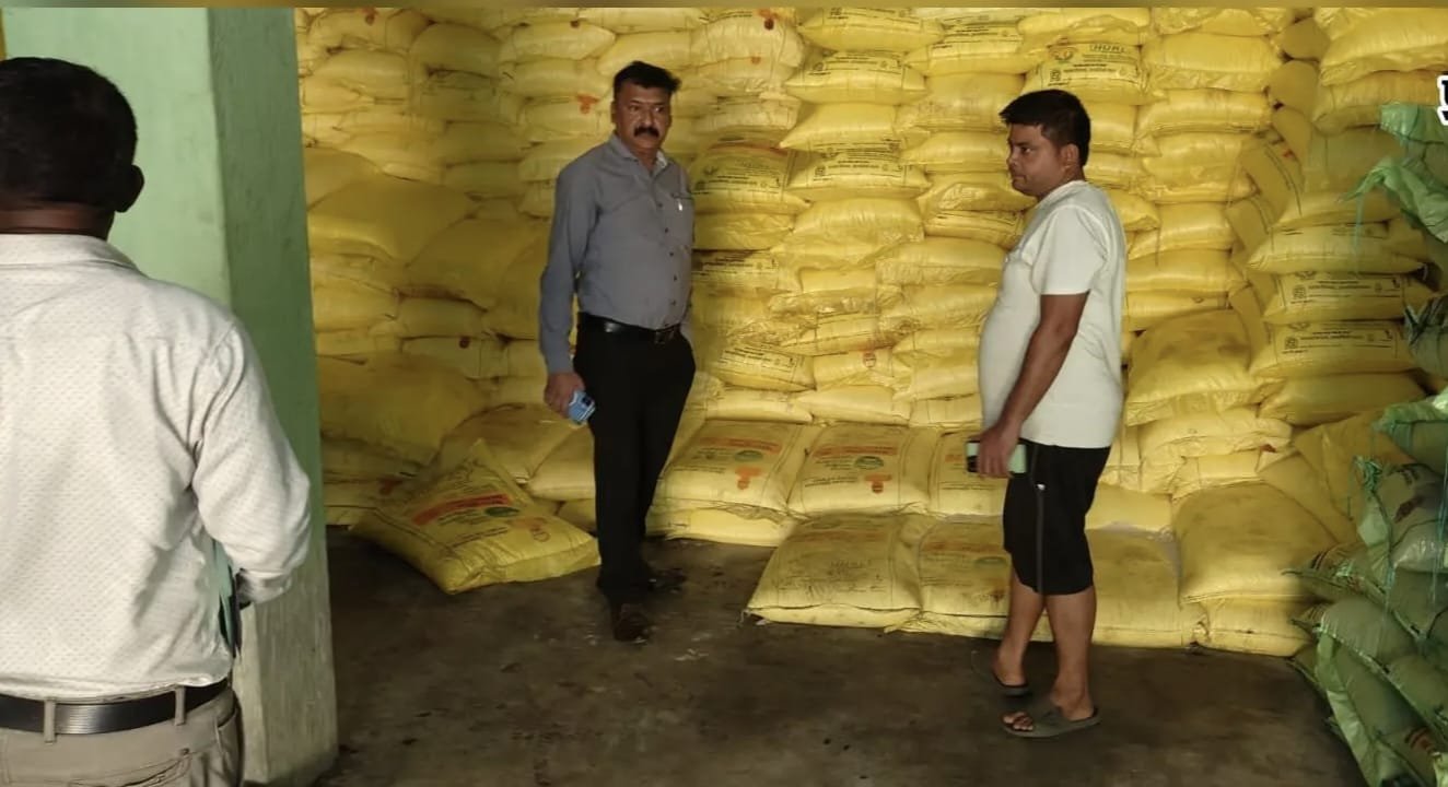 खाद बिक्री में अनियमितता पर अमड़ापाड़ा में बीडीओ का औचक निरीक्षण, कई दुकानों में गड़बड़ी उजागर खाद बिक्री में अनियमितता पर अमड़ापाड़ा में बीडीओ का औचक निरीक्षण, कई दुकानों में गड़बड़ी उजागर