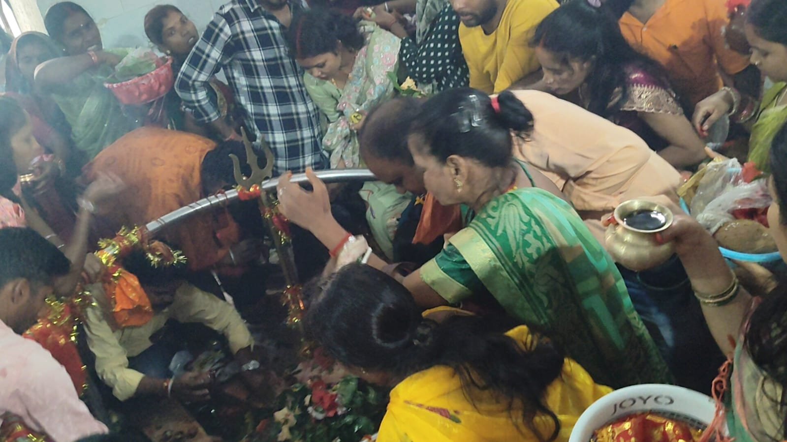 दूसरी सोमवारी पर देवकी बाबा धाम में उमड़ी श्रद्धालुओं की भारी भीड़ दूसरी सोमवारी पर देवकी बाबा धाम में उमड़ी श्रद्धालुओं की भारी भीड़