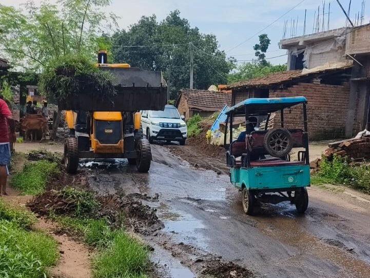 सड़क पर उतरी खाकी: कोटालपोखर में पुलिस ने खुद संभाली सड़क सुरक्षा की कमान, गड्ढे और जलजमाव हटाए सड़क पर उतरी खाकी: कोटालपोखर में पुलिस ने खुद संभाली सड़क सुरक्षा की कमान, गड्ढे और जलजमाव हटाए