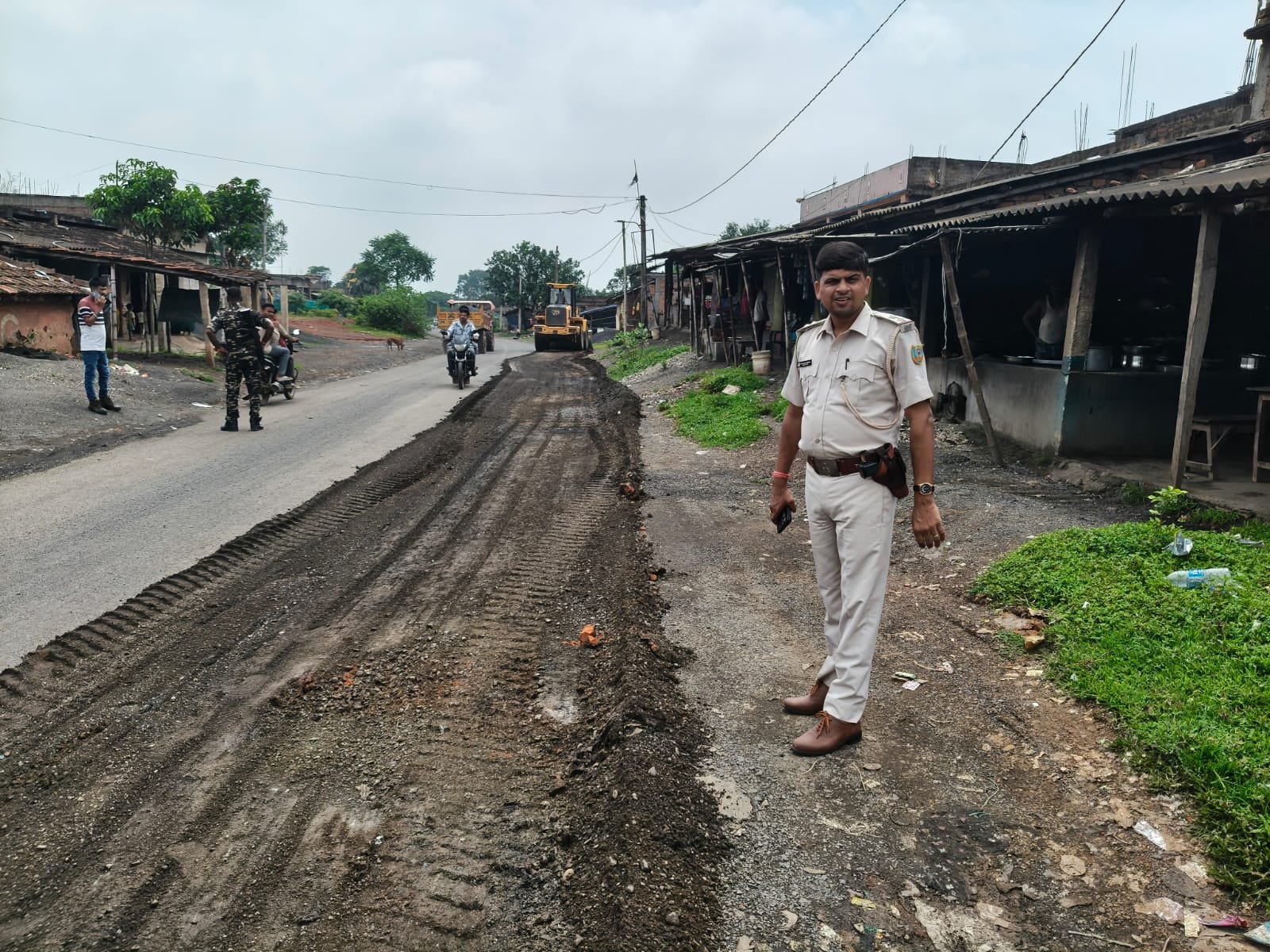 सड़क पर उतरी खाकी: कोटालपोखर में पुलिस ने खुद संभाली सड़क सुरक्षा की कमान, गड्ढे और जलजमाव हटाए