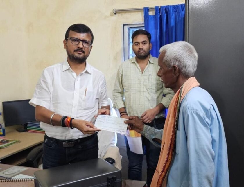 हाई वोल्टेज तार हादसे के पीड़ितों को मुआवजा,कार्यपालक अभियंता ने सौंपे ₹46 हजार व ₹2 लाख के चेक हाई वोल्टेज तार हादसे के पीड़ितों को मुआवजा,कार्यपालक अभियंता ने सौंपे ₹46 हजार व ₹2 लाख के चेक