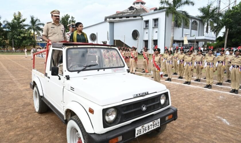 पाकुड़ में स्वतंत्रता दिवस समारोह की तैयारी पूरी,डीसी-एसपी ने परेड पूर्वाभ्यास का किया निरीक्षण पाकुड़ में स्वतंत्रता दिवस समारोह की तैयारी पूरी,डीसी-एसपी ने परेड पूर्वाभ्यास का किया निरीक्षण