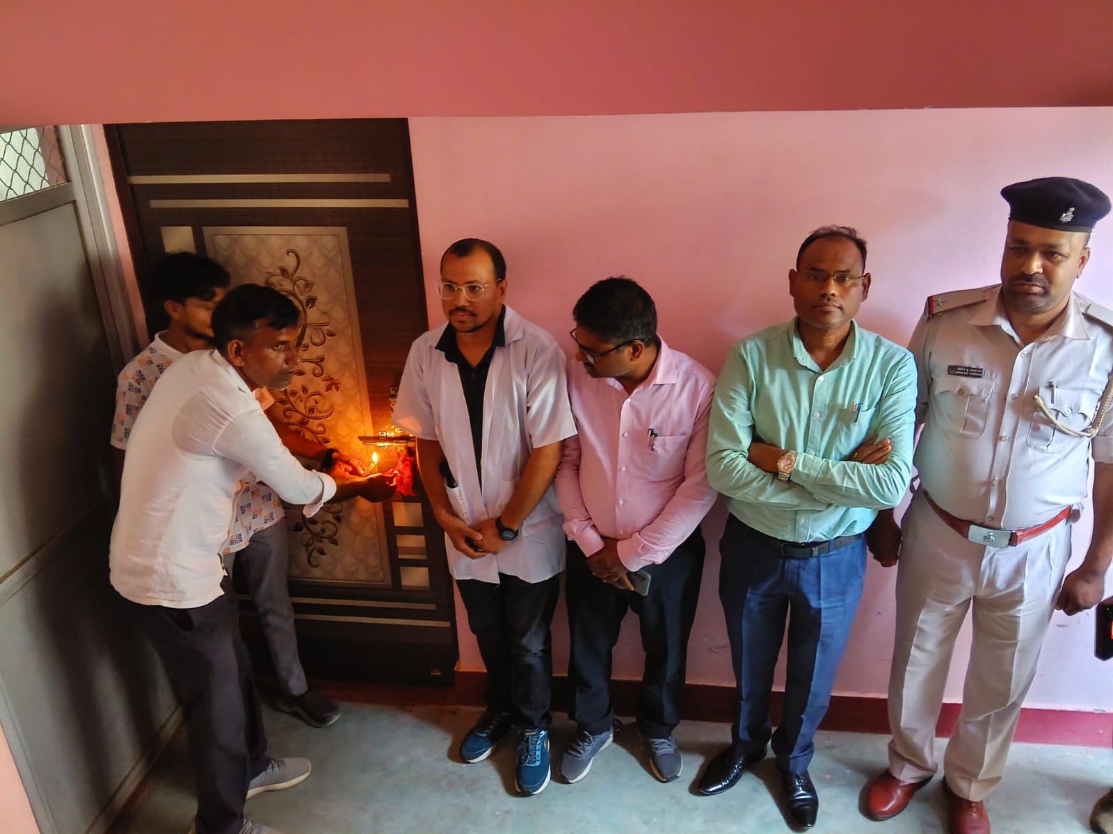 पलामू:मनातू में अवैध अल्ट्रासाउंड केंद्र पर जिला प्रशासन का छापा,केंद्र सील पलामू:मनातू में अवैध अल्ट्रासाउंड केंद्र पर जिला प्रशासन का छापा,केंद्र सील