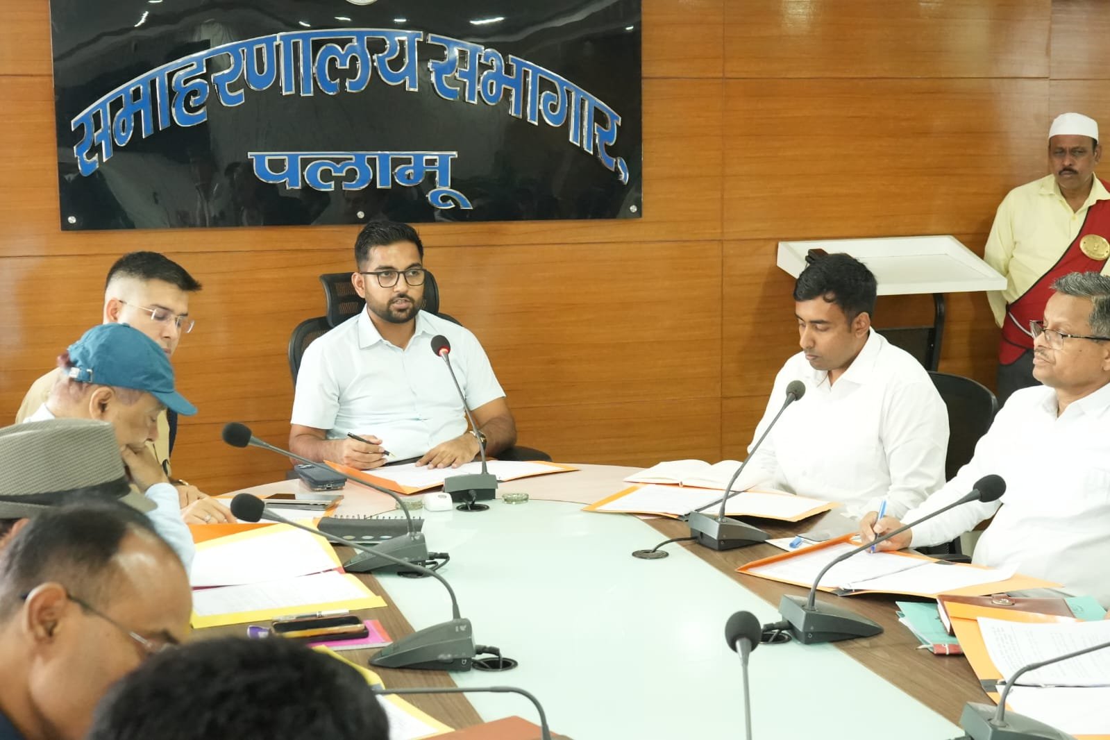 मतदाता सूची में नाम जोड़ने व संशोधन के लिए 8-9 अगस्त को विशेष शिविर मतदाता सूची में नाम जोड़ने व संशोधन के लिए 8-9 अगस्त को विशेष शिविर