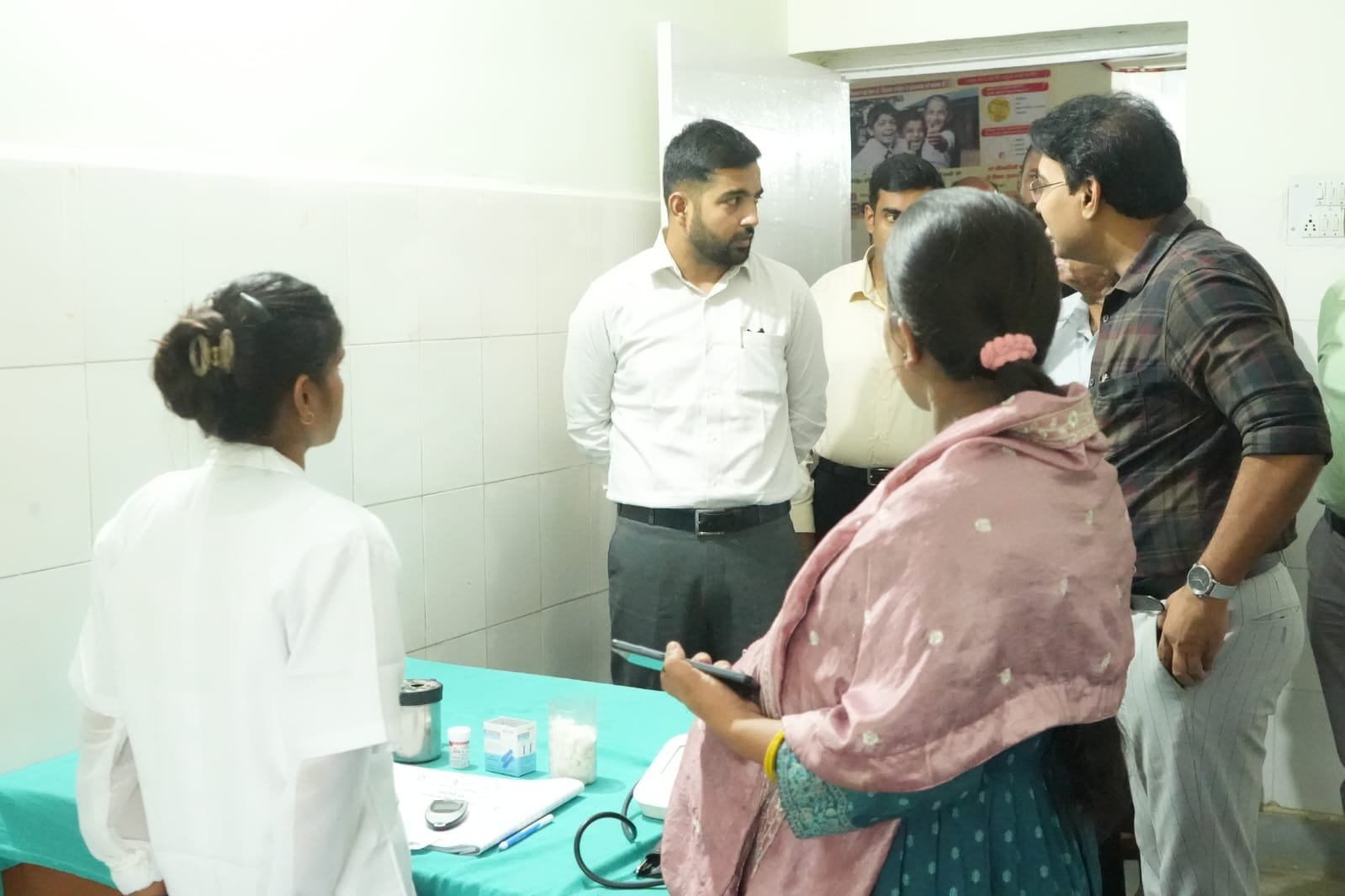 डीसी ने सामुदायिक स्वास्थ्य केंद्र चैनपुर का किया निरीक्षण, मरीजों से लिया स्वास्थ्य सुविधाओं का फीडबैक