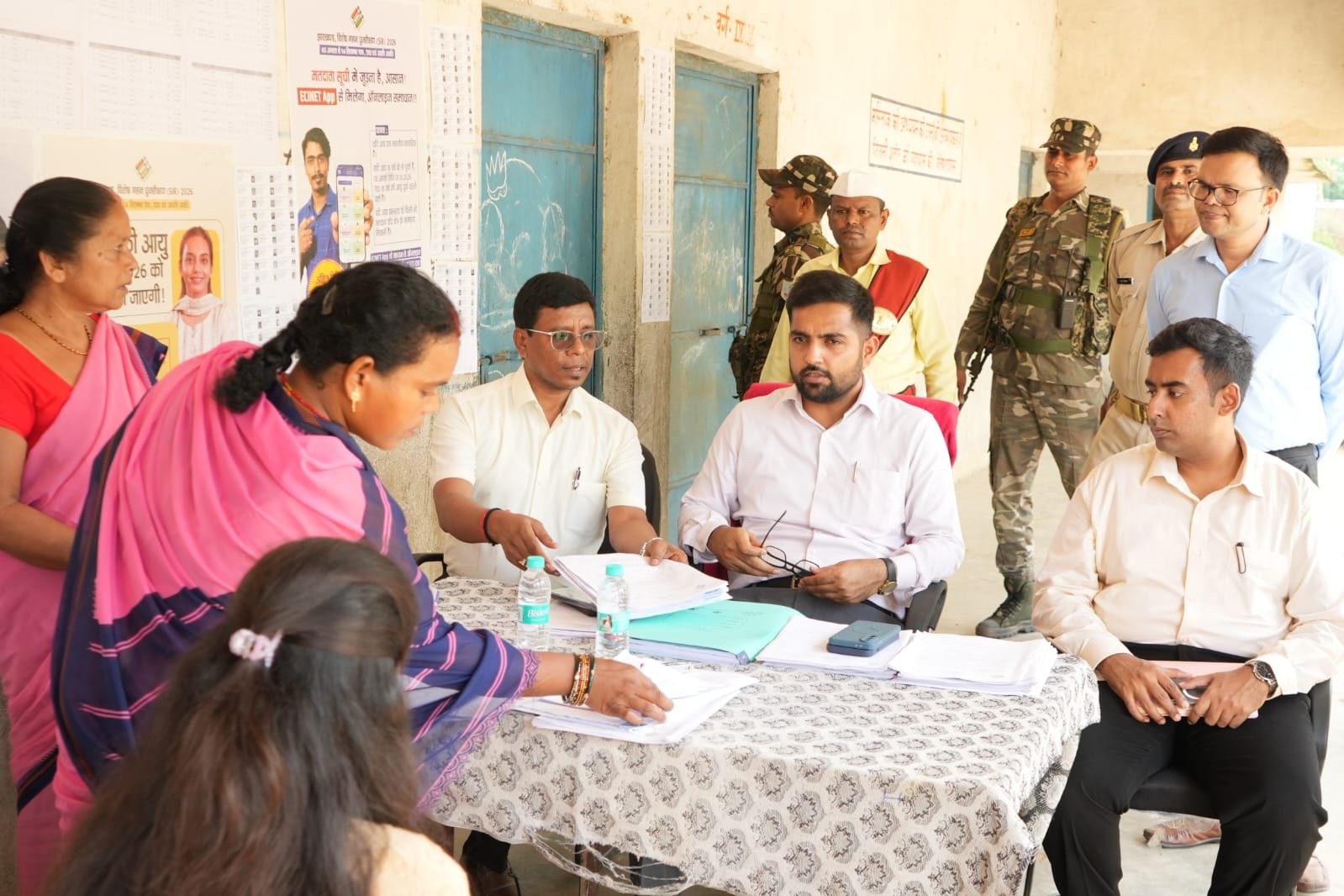 मतदाता सूची के विशेष गहन पुनरीक्षण को लेकर जिला निर्वाचन पदाधिकारी-सह-उपायुक्त ने विशेष कैंप का किया निरीक्षण