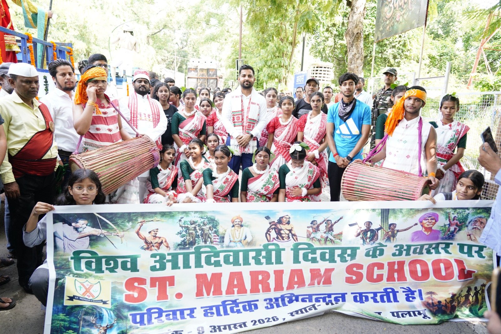 विश्व आदिवासी दिवस पर जिला प्रशासन ने निकाली प्रभात फेरी विश्व आदिवासी दिवस पर जिला प्रशासन ने निकाली प्रभात फेरी