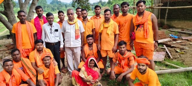बोल बम के जयघोष के साथ तुपुखुर्द से 70 श्रद्धालु देवघर के लिए रवाना बोल बम के जयघोष के साथ तुपुखुर्द से 70 श्रद्धालु देवघर के लिए रवाना