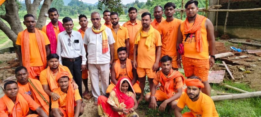 बोल बम के जयघोष के साथ तुपुखुर्द से 70 श्रद्धालु देवघर के लिए रवाना बोल बम के जयघोष के साथ तुपुखुर्द से 70 श्रद्धालु देवघर के लिए रवाना