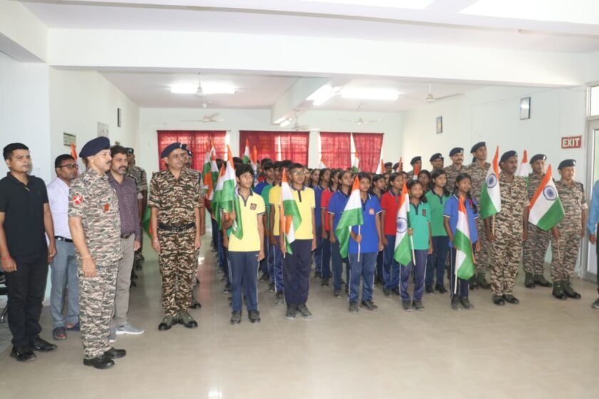 सीआरपीएफ जवानों और विद्यार्थियों ने एक सुर में गाया वंदे मातरम्