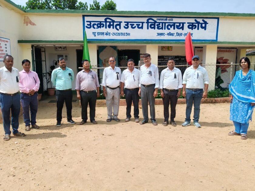 शिक्षा विभाग के आदेश के विरोध में शिक्षकों ने काली पट्टी बांधकर जताया रोष, MACP बहाल करने की मांग