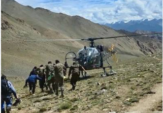 18,600 फीट की बर्फीली चोटी पर रेस्क्यू, एक स्किड पर टिका हेलिकॉप्टर;भारतीय सेना ने बचाई मरीज की जान