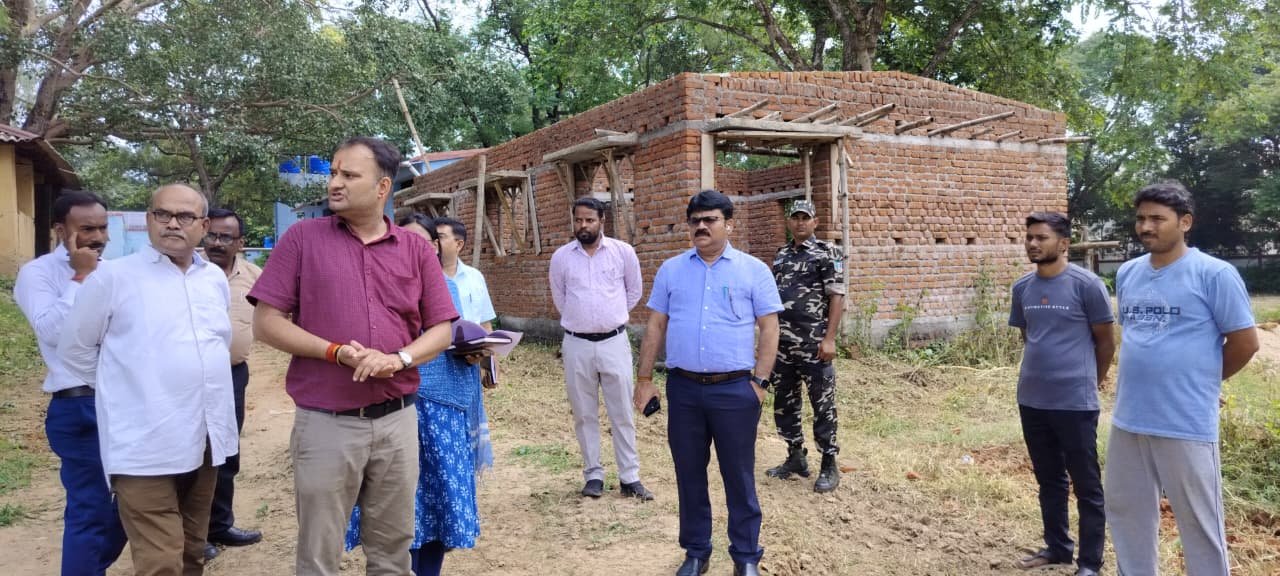 किनामाड़ कृषि फार्म और पशुपालन शेड का उपायुक्त ने किया निरीक्षण, 15 दिन में कमियां दूर करने का दिया निर्देश
