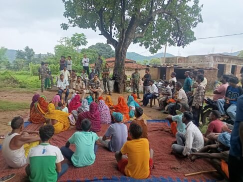 जहां कभी लगती थी नक्सलियों की जन अदालत, वहीं अब पुलिस चौपाल में सुन रही लोगों की समस्याएं जहां कभी लगती थी नक्सलियों की जन अदालत, वहीं अब पुलिस चौपाल में सुन रही लोगों की समस्याएं