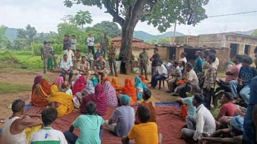 जहां कभी लगती थी नक्सलियों की जन अदालत, वहीं अब पुलिस चौपाल में सुन रही लोगों की समस्याएं जहां कभी लगती थी नक्सलियों की जन अदालत, वहीं अब पुलिस चौपाल में सुन रही लोगों की समस्याएं