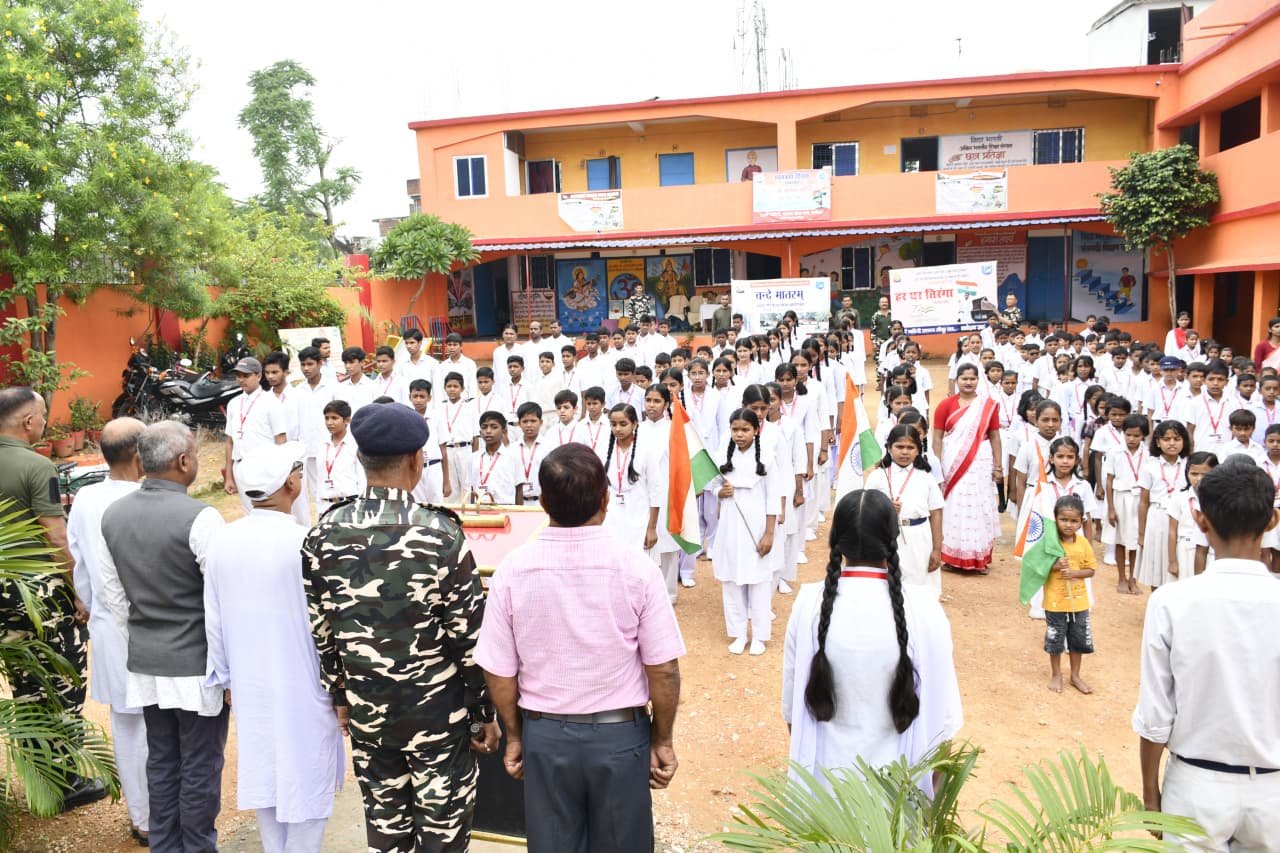 स्वतंत्रता दिवस की तैयारियों के बीच विद्यालय में गूंजा वंदे मातरम्, पौधरोपण से दिया पर्यावरण संरक्षण का संदेश स्वतंत्रता दिवस की तैयारियों के बीच विद्यालय में गूंजा वंदे मातरम्, पौधरोपण से दिया पर्यावरण संरक्षण का संदेश