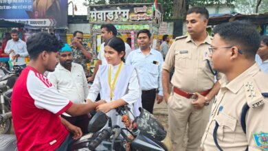 राखी बांधकर छात्राओं ने दिया सड़क सुरक्षा का संदेश राखी बांधकर छात्राओं ने दिया सड़क सुरक्षा का संदेश