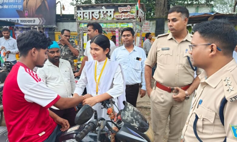राखी बांधकर छात्राओं ने दिया सड़क सुरक्षा का संदेश राखी बांधकर छात्राओं ने दिया सड़क सुरक्षा का संदेश