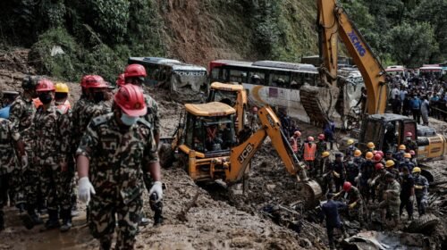 नेपाल बाढ़ के बाद सुरंगों में फंसे कर्मचारियों को निकालने की जंग तेज