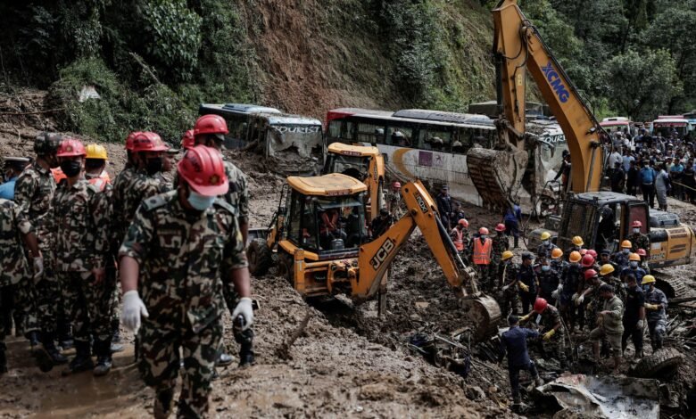 नेपाल बाढ़ के बाद सुरंगों में फंसे कर्मचारियों को निकालने की जंग तेज नेपाल बाढ़ के बाद सुरंगों में फंसे कर्मचारियों को निकालने की जंग तेज