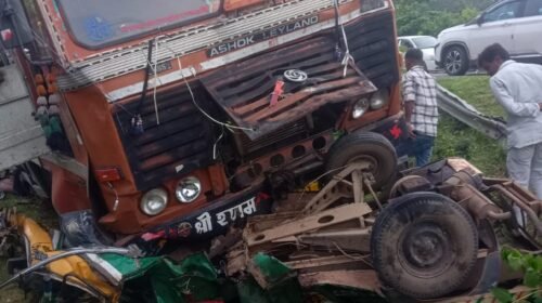 चंदवा में भीषण सड़क हादसा, कंटेनर-ऑटो की टक्कर में 6 से अधिक लोगों की मौत की सुचना