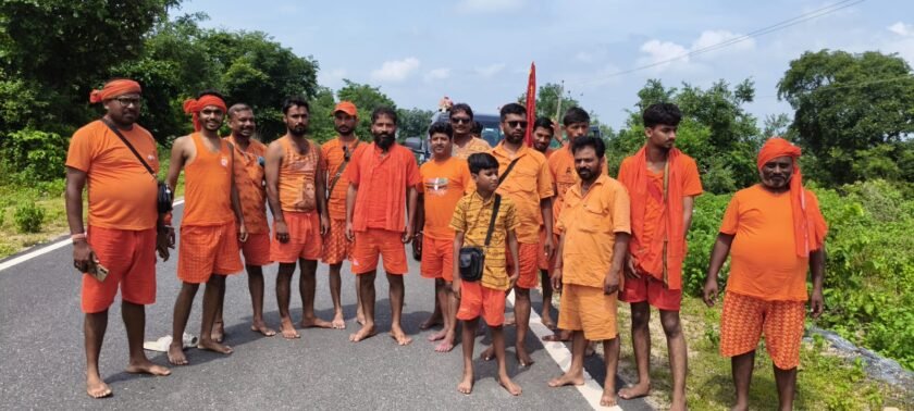 लहलहे पंचायत से कांवरियों का जत्था देवघर के लिए रवाना लहलहे पंचायत से कांवरियों का जत्था देवघर के लिए रवाना