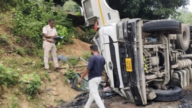 बेहड़ा मोड़ पर बालू लदा 18 चक्का ट्रेलर पलटा, दो चालक फंसे बेहड़ा मोड़ पर बालू लदा 18 चक्का ट्रेलर पलटा, दो चालक फंसे