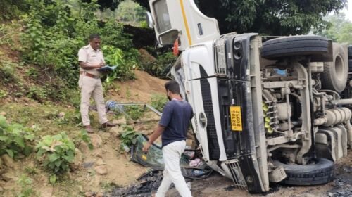 बेहड़ा मोड़ पर बालू लदा 18 चक्का ट्रेलर पलटा, दो चालक फंसे