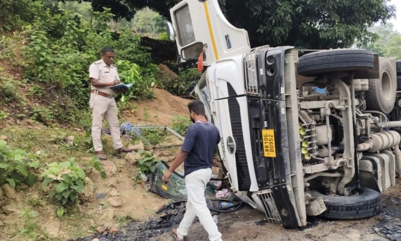 बेहड़ा मोड़ पर बालू लदा 18 चक्का ट्रेलर पलटा, दो चालक फंसे