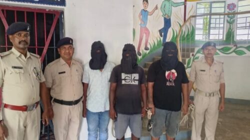 काशिला चेकपोस्ट पर सड़क जाम और पुलिस से हाथापाई,मुखिया समेत तीन गिरफ्तार