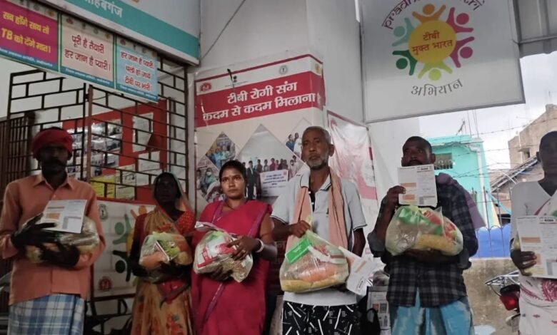 टीबी मुक्त भारत अभियान में मानवता की मिसाल,अधिकारियों ने टीबी मरीजों को लिया गोद,वितरित की पोषण किट