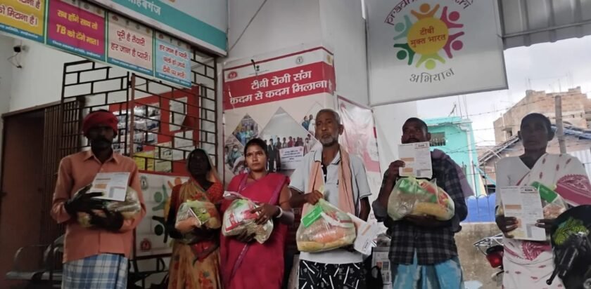 टीबी मुक्त भारत अभियान में मानवता की मिसाल,अधिकारियों ने टीबी मरीजों को लिया गोद,वितरित की पोषण किट