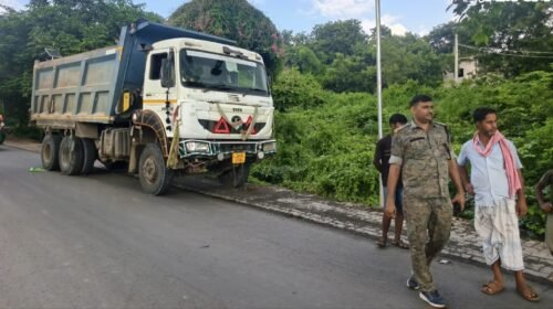 हिरणपुर-बरहरवा सड़क पर हाइवा की चपेट में आने से बाइक सवार गंभीर रूप से घायल