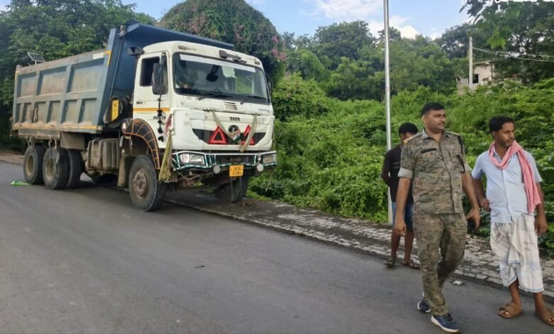हिरणपुर-बरहरवा सड़क पर हाइवा की चपेट में आने से बाइक सवार गंभीर रूप से घायल