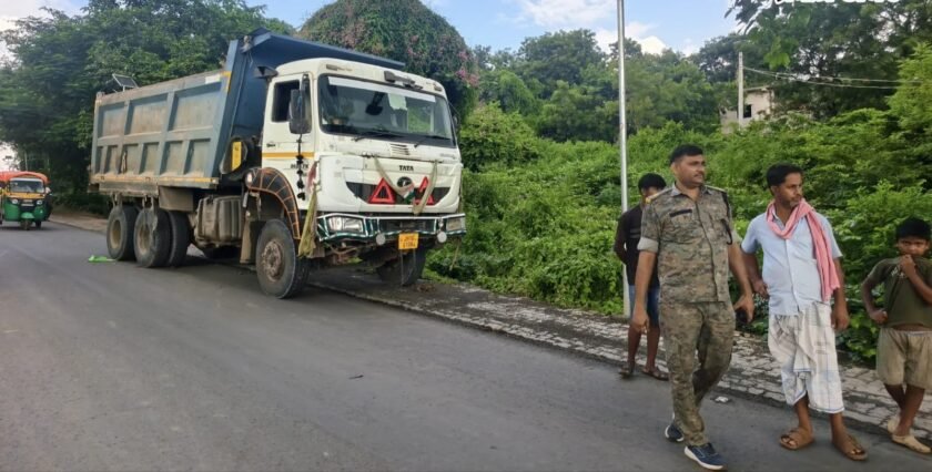हिरणपुर-बरहरवा सड़क पर हाइवा की चपेट में आने से बाइक सवार गंभीर रूप से घायल