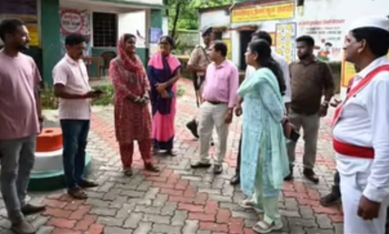 एसआईआर(SIR)कार्य में पारदर्शिता पर जोर, उपायुक्त ने हिरणपुर में बूथों का किया निरीक्षण