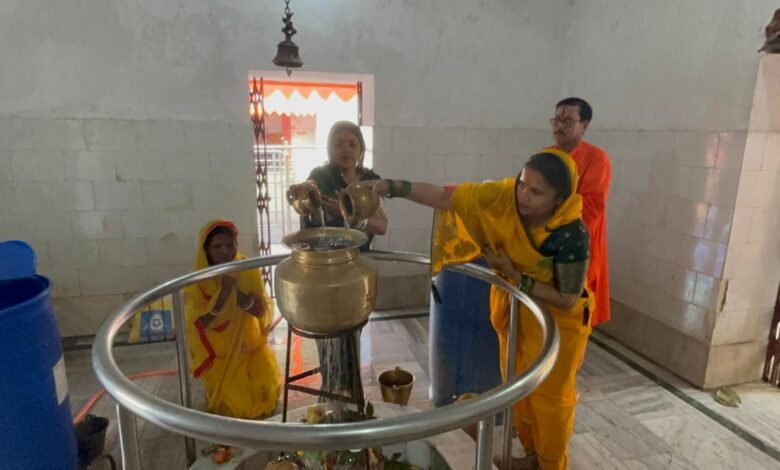 देवाकी बाबा धाम में 24 घंटे का महा रुद्राभिषेक शुरू देवाकी बाबा धाम में 24 घंटे का महा रुद्राभिषेक शुरू